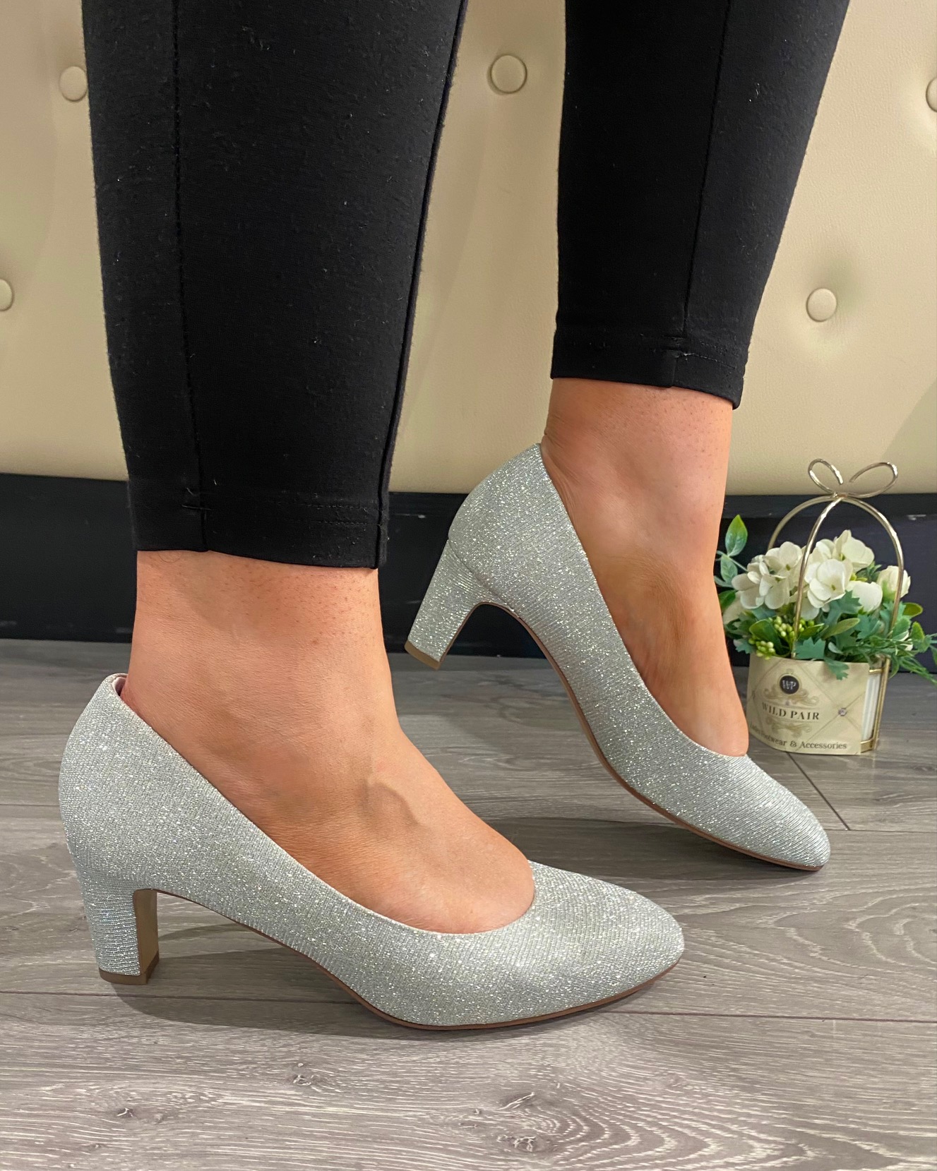 Tamaris silver hot sale glam pumps